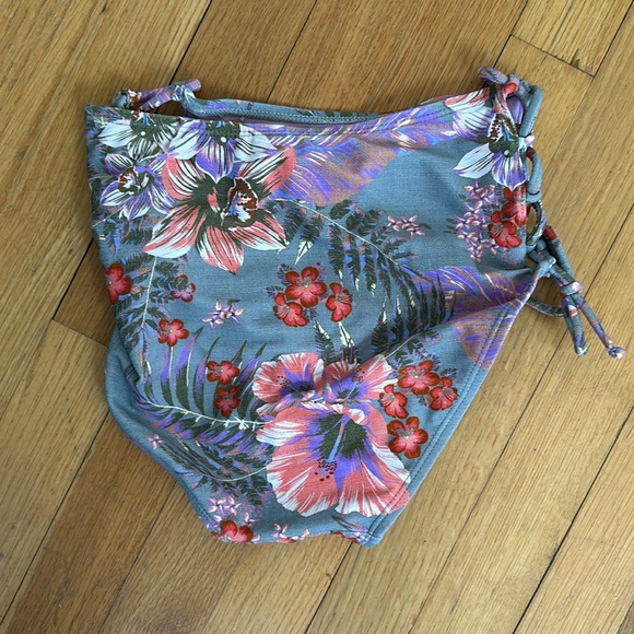 No Boundaries Two-Piece Swimsuit With Tropical Motif - Picture 8 of 9